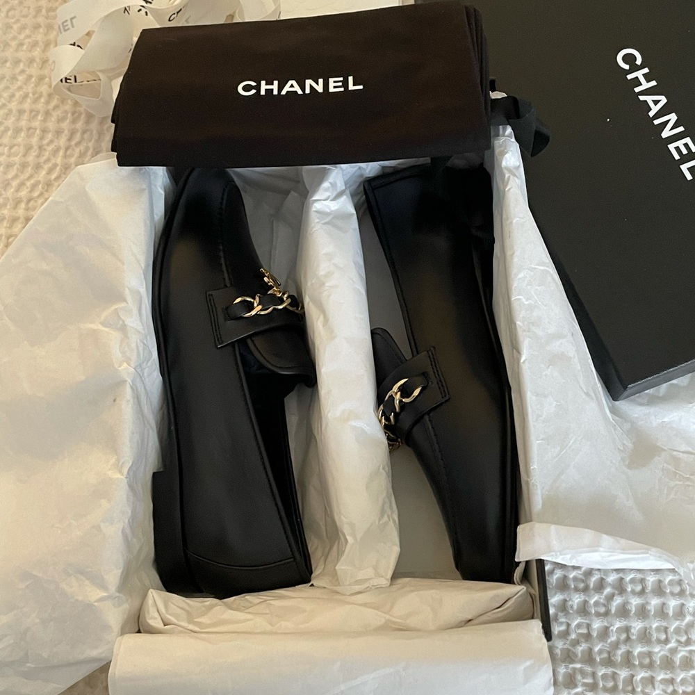 NEW Chanel 20A Black Leather Loafers Gold CC 38.5 - Picture 4 of 7